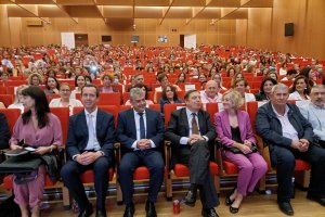 El ministro junto a las más de 600 mujeres que celebraban el Día Internacional de la Mujer Rural