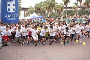 Niños participan en La Minidesértica, en las Almadrabillas