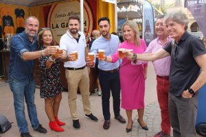Brindis en la Plaza Vieja en el inicio del VI Festival de la Cerveza Artesana.