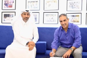 Hicham Jadrane abre la página web del club.