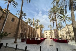 Inicio del montaje de la carrera oficial en la Plaza de la Catedral.