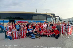 Aficionados del Almería rumbo a Valencia.