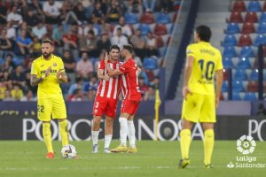 El Almería hizo casi todo para puntuar pero vuelve de vacío de Valencia.