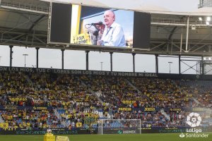 Llaneza se lo merecía, pero el Almería también puso de su parte.