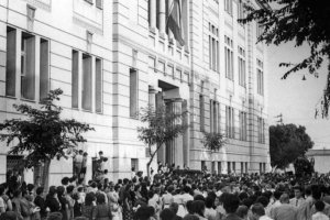 Nunca se congregó tanto público en la calle del instituto como el día en que llevaron el féretro de la profesora Celia Viñas.