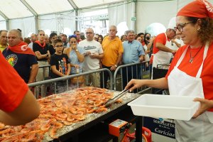 La alcaldesa en la plancha con las gambas rojas.