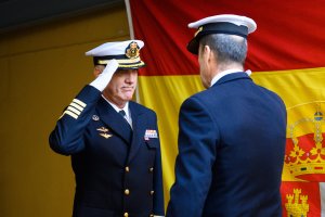 Ángel Gamboa (izquierda), recibe el mando de manos del Almirante de Acción Marítima, Alfonso Delgado