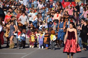 Los aspirantes al premio a la mejor caracterización de la XII Almería Western Film Festival  desfilarán con sus trajes.