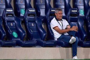 Quique Setién en el banquillo de El Madrigal.