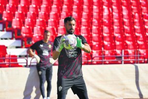 Pacheco entrenando en el Estadio de los Juegos Mediterráneos con Fernando en segundo plano.