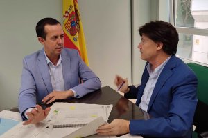El Subdelegado del Gobierno junto al jefe provincial de Costas.