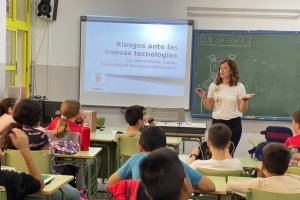 Valeria Machín Casado, especialista en psicología infanto-juvenil, ha dado esta charla informativa al alumnado.