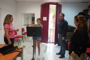 Visita del alcalde y la concejala a la escuela.