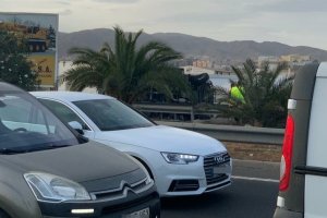 Camión accidentado, al otro lado de la mediana