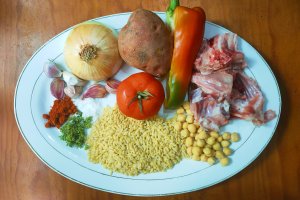 Muestra de ingredientes para hacer gurullos con conejo.