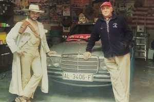 Diego Fernández (dcha.) estrenó este Mercedes en 1981 para llevar a Bud Spencer durante el rodaje en Almería de Dos Granujas en el Oeste.