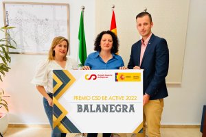 Miriam López, concejal de Cultura y Deportes, Nuria Rodríguez, alcaldesa de Balanegra y Eduardo Garzón, Técnico de Deportes.