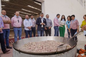 Las autoridades alrededor de la gran paella gigante por el Día de los Mayores en Los Gallardos.