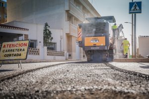 Labores de asfaltado en una vía de Roquetas de Mar.