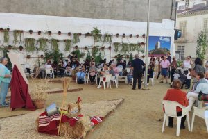 Los vecinos disfrutan del taller de esparto de mano de María Pérez.