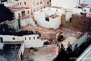 Derribo del cine Imperial en el otoño de 2002. Se puede apreciar una parte del pasillo circular que tenía la sala en su lado norte.