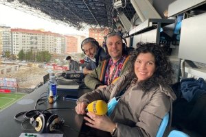 Paula Montes con el equipo de la Cadena SER.