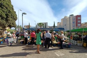Vuelven las flores de colores, los corrillos y los niños a jugar entre las calles y salvando las escaleras mientras sus padres y sus abuelos limpia