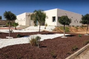 El Tanatorio de Carboneras en un entorno idílico.