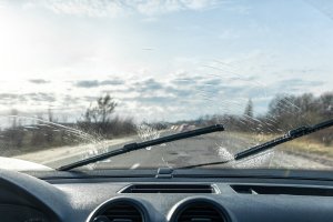 La ITV revisa el parabrisas y el limpiaparabrisas.