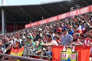 Una afición entregada y expectante.