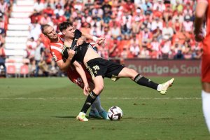 Ely agarrando a Larsen para evitar un contragolpe del Celta.