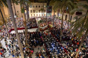 Vista de la procesión magna a su paso por la Plaza de la Catedral.