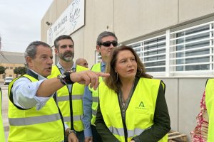 Autoridades durante la visita al Puerto de Adra este lunes.