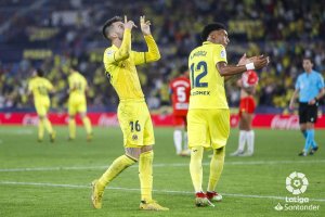 Álex Baena celebrando su gol al Almería.