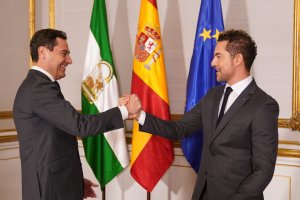 Juanma Moreno, presidente de la Junta de Andalucía, y el cantante David Bisbal se saludan en San Telmo.