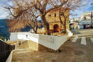 Imagen de la iglesia de Bayárcal tomada desde una de sus calles.