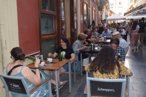 Terrazas llenas en la tarde de la procesión magna