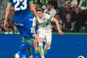 Gumbau lo intenta ante una defensa azulona firme.