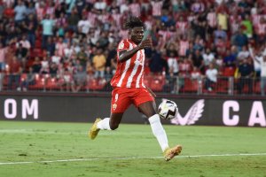 Touré en una jugada del Almería-Girona.