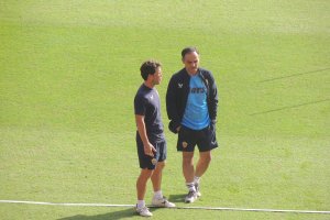 Rubi y Joao charlan antes del entrenamiento.