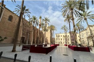 Plaza de la Catedral en los días previos a la celebración de la procesión magna.