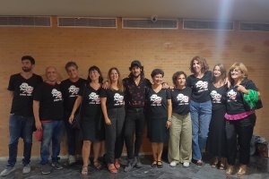 Paco Bezerra con el grupo de almerienses que le sorprendió el viernes con el lema ‘¡Expresa, Teresa!’. Foto: cortesía de Mar Blanco Leal.