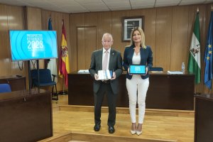 Gabriel Amat, alcalde de Roquetas de Mar, y Mayte Fernández, concejala de Hacienda y Contratación.