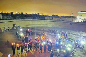 Los vecinos ‘dibujaron’ un SOS con sus linternas y velas al final de su ‘vía crucis’ nocturno.