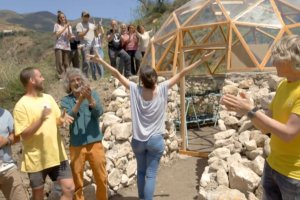 Zaida Ruiz, coordinadora del Proyecto Bosque, al ver el vivero geodésico en Almócita.