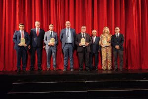 Foto de familia de los galardonados en los II Premios de la Economía Sostenible.