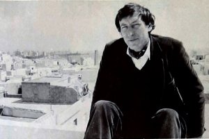 Aroldo Gamper fotografiado en un terrao con La Chanca al fondo.