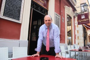 Morales, a las puertas de su Taberna Entrefinos.