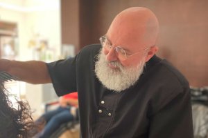 Jesús en pleno trabajo en su salón de Huércal de Almería.