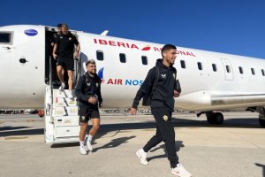 La expedición del Almería a su llegada, este sábado, a Barcelona.